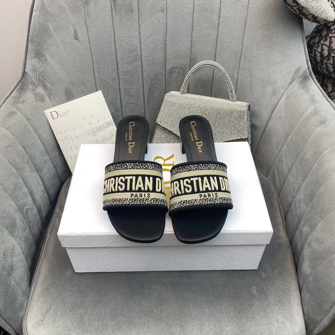👟👟Ex-factory price 380👟👟 Women's shoes Women's clothing Dior Dior 2021 DWAY early spring new flip-flops women's shoes CD letter logo three-dimensional embroidery flat sandals Round toe thick heel jelly color slingback slippers The top version on the market Material: upper original consistent high-temperature water-soluble cotton electro-embroidery technology fabric + water-dyed sheepskin lining + Italian leather outsole Heel height: flat/4.5CM size: 34-43 (34.40.41.42.43 is custom-made and cannot be returned or exchanged)